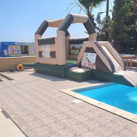Larnaca Mansion Ideal For 3 Families Or More Oda fotoğraf