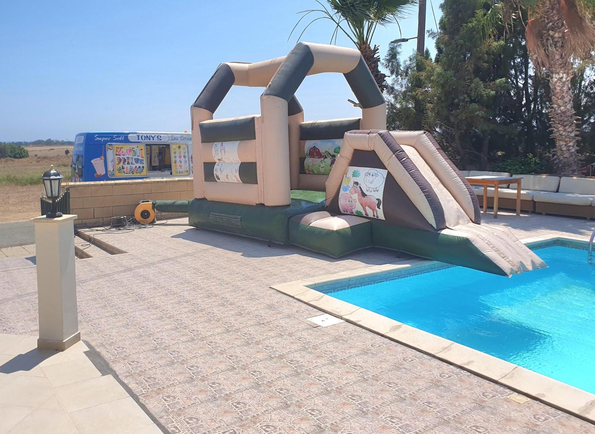 Larnaca Mansion Ideal For 3 Families Or More Oda fotoğraf