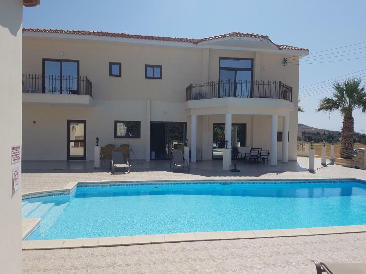 Larnaca Mansion Ideal For 3 Families Or More Dış mekan fotoğraf