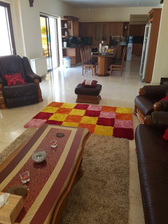 Larnaca Mansion Ideal For 3 Families Or More Dış mekan fotoğraf