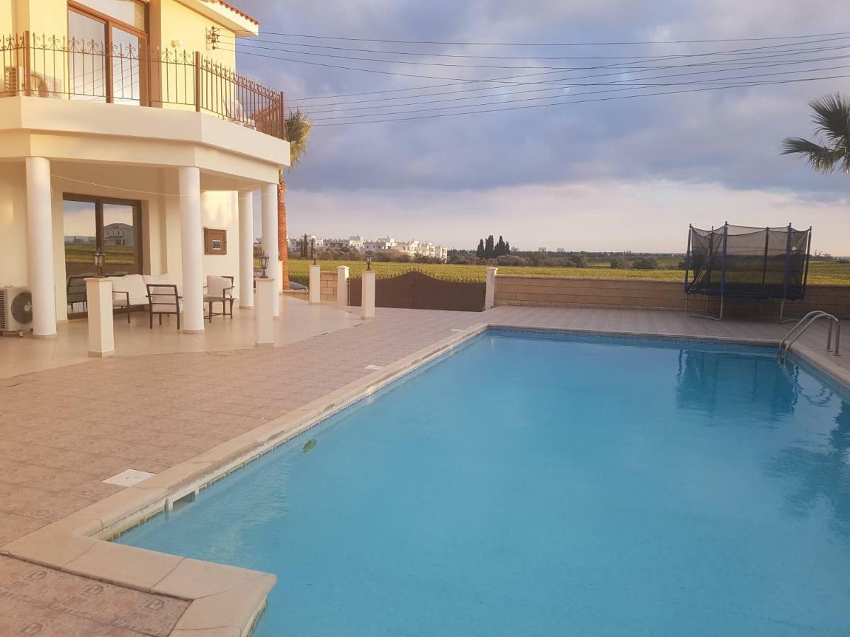 Larnaca Mansion Ideal For 3 Families Or More Dış mekan fotoğraf