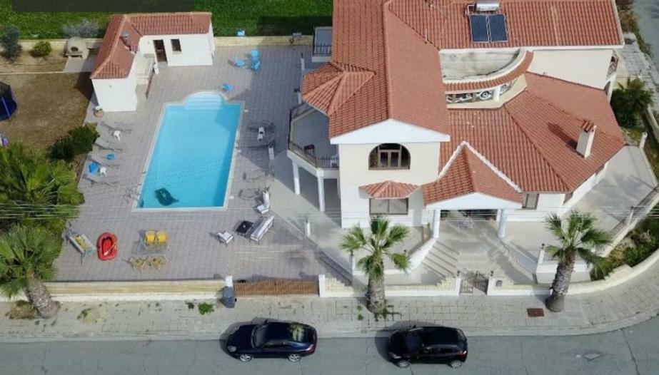 Larnaca Mansion Ideal For 3 Families Or More Dış mekan fotoğraf
